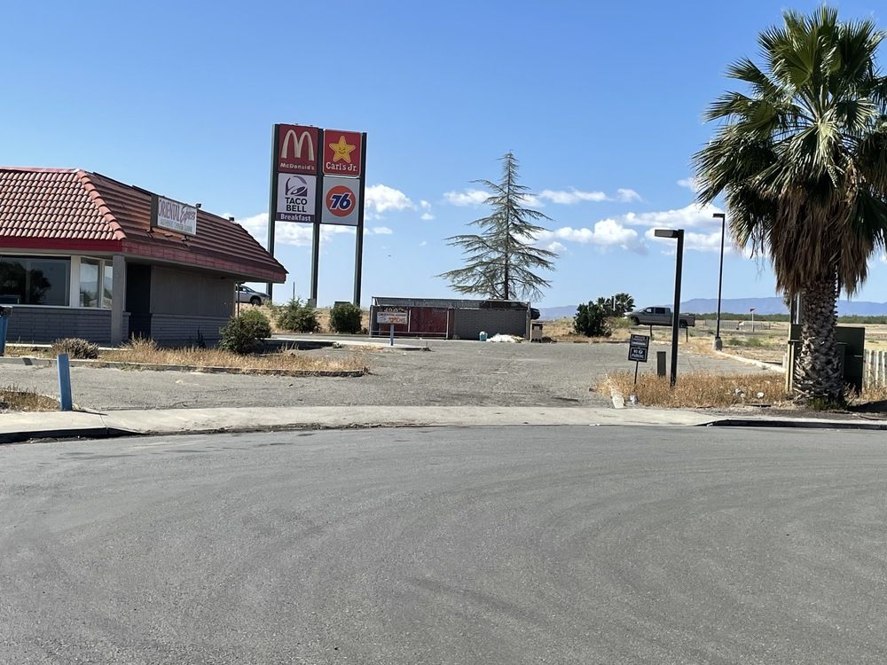 Freestanding Freeway Visible Restaurant + Equipment : 25014 W Dorris Ave, Coalinga, CA 93210